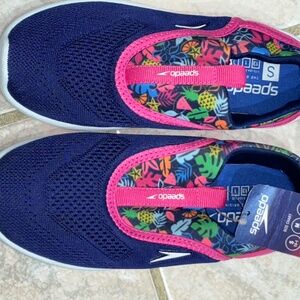 GIRLS PINK AND BLUE WATER SHOES SIZE 13-1